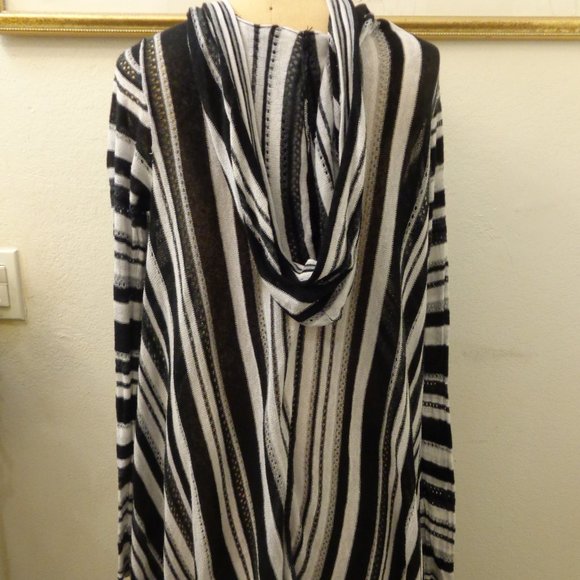 BCBGENERATION Black and White Striped Cardi-Wrap Cardigan - Picture 4 of 8